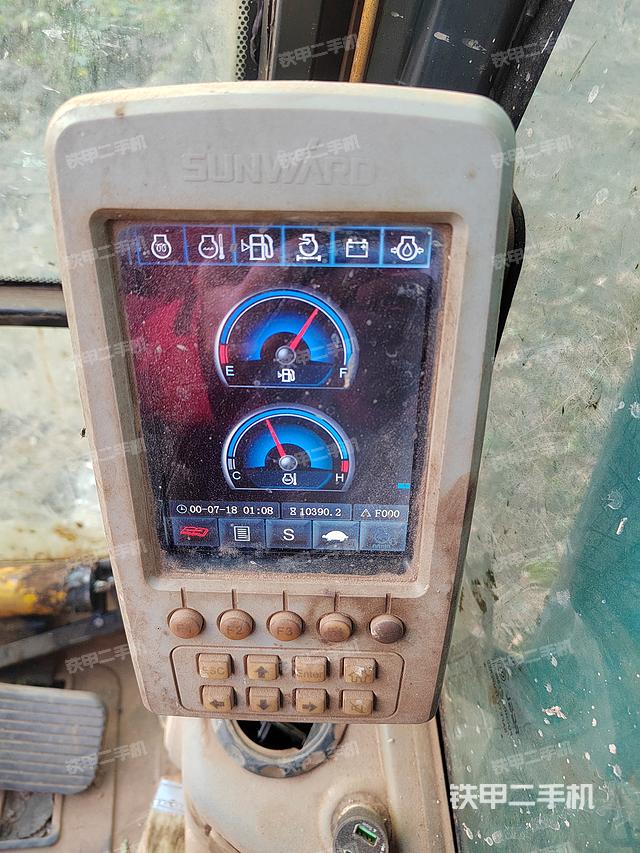 驾驶室顶部（整机外观）