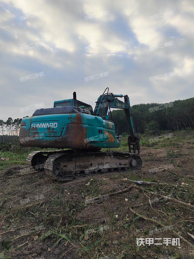 液压泵舱室正面整体（整机外观）