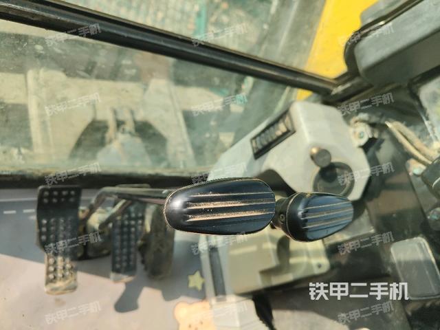 行走控制手柄和踏板?俯拍（駕駛室部分）