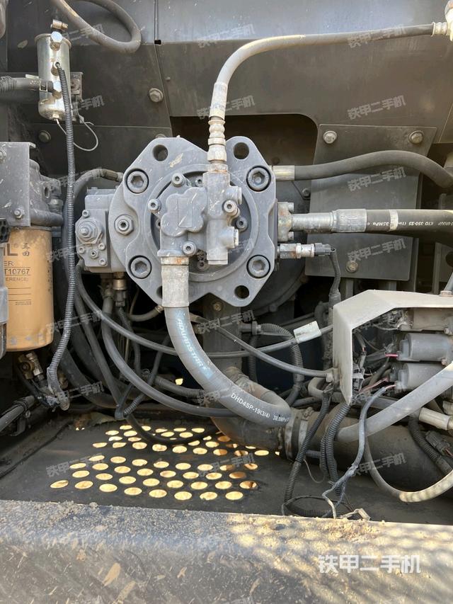 液壓泵艙室正面整體（整機(jī)外觀）