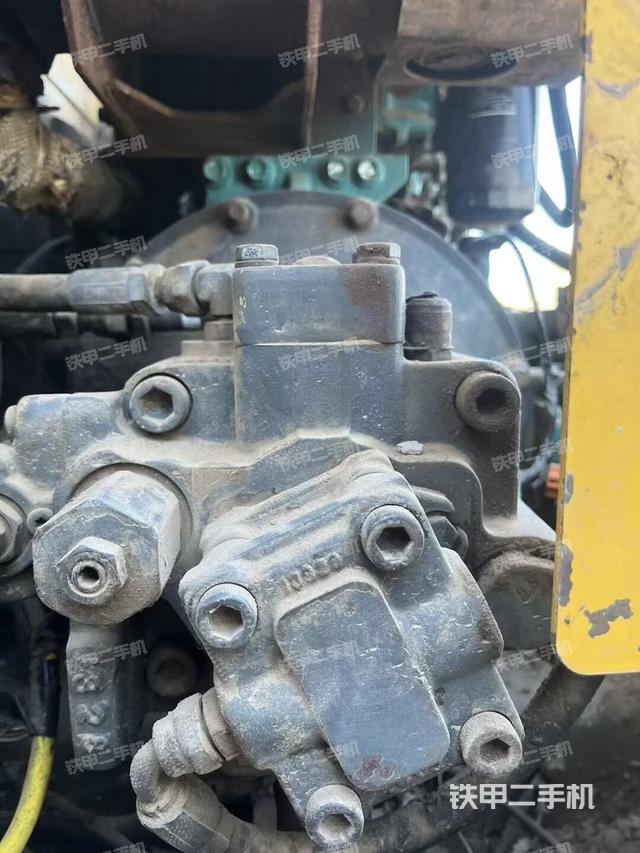 液壓泵艙室正面整體（整機(jī)外觀）