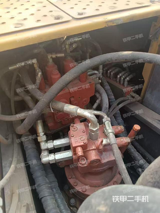 回轉(zhuǎn)馬達(dá)和主控閥（整機(jī)外觀）