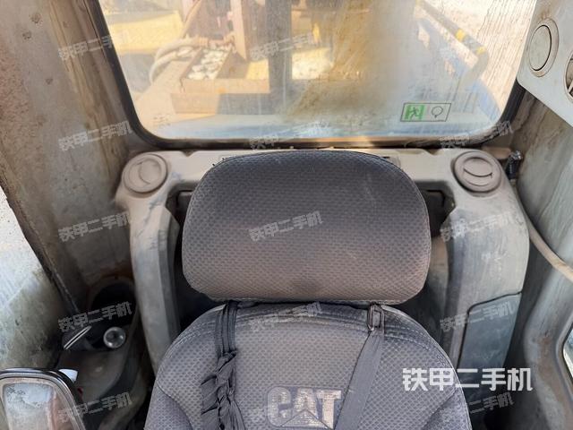 行走控制手柄和踏板?俯拍（駕駛室部分）