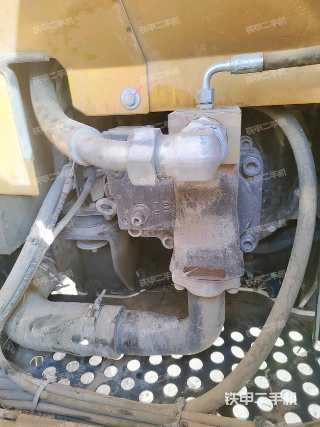 液壓泵艙室正面整體（整機外觀）