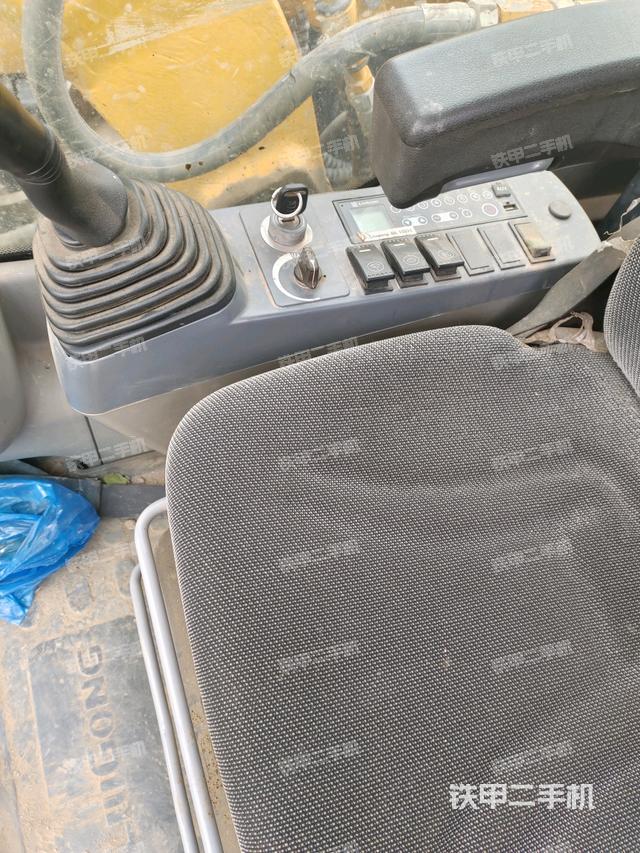 座椅右側控制臺/鑰匙門/油門/含右手柄（駕駛室部分）