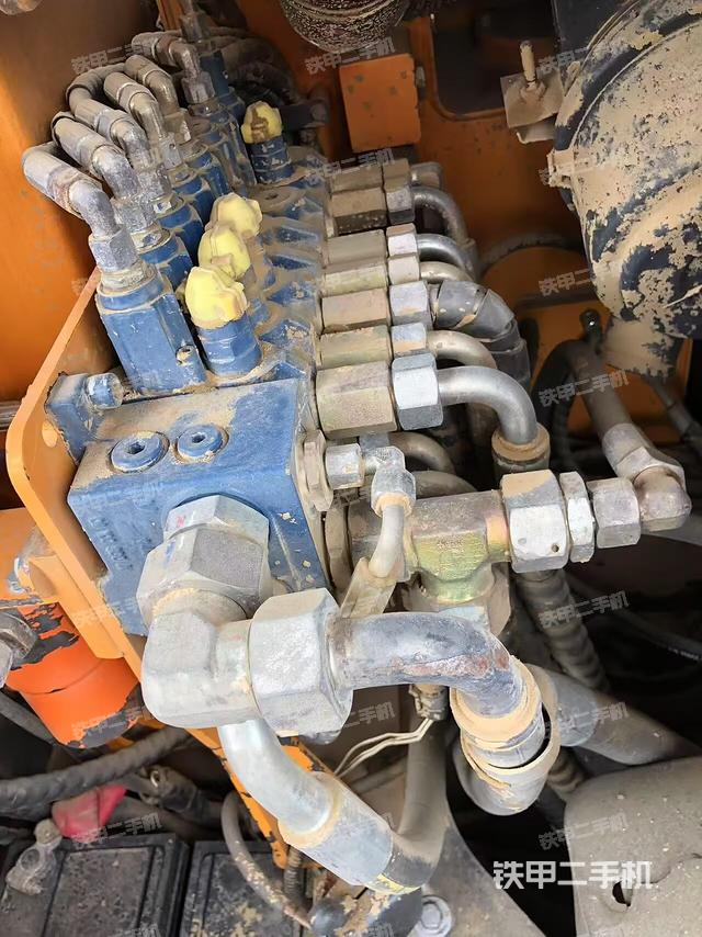 回轉(zhuǎn)馬達(dá)和主控閥（整機(jī)外觀）