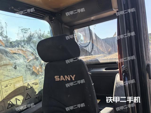 座椅右侧控制台/钥匙门/油门/含右手柄（驾驶室部分）