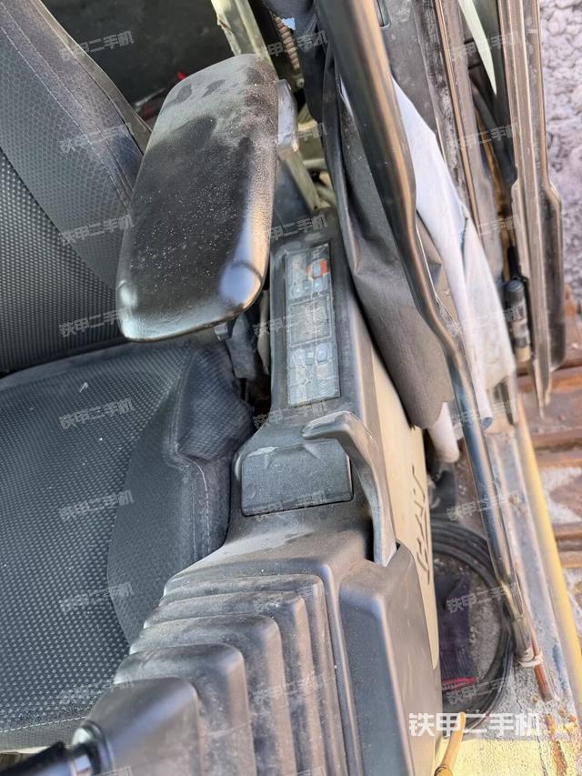 行走控制手柄和踏板?俯拍（駕駛室部分）