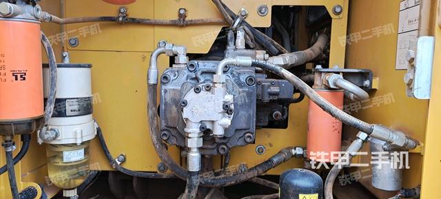 液壓泵艙室正面整體（整機外觀）