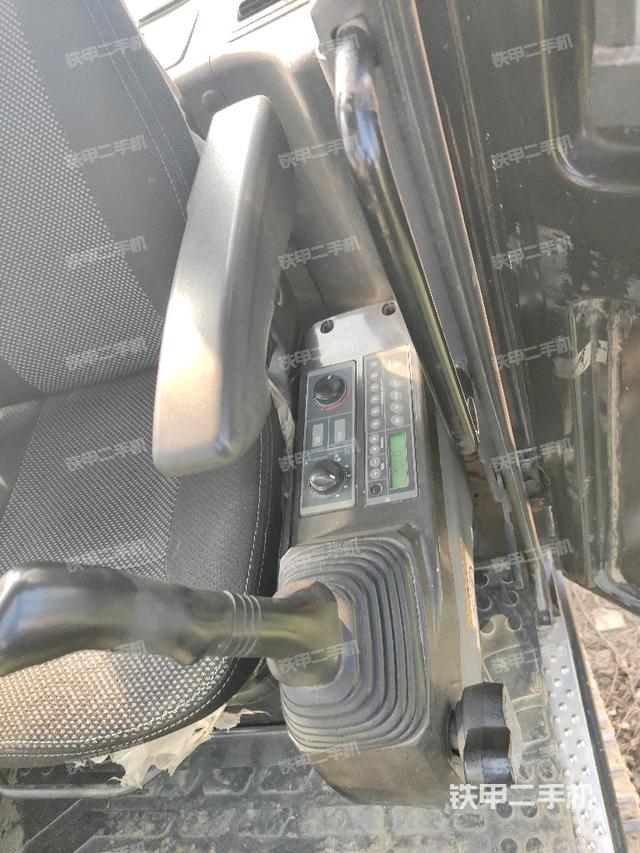 座椅左侧控制台/音响/含左手柄（驾驶室部分）