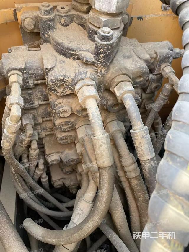 回轉(zhuǎn)馬達(dá)和主控閥（整機(jī)外觀）