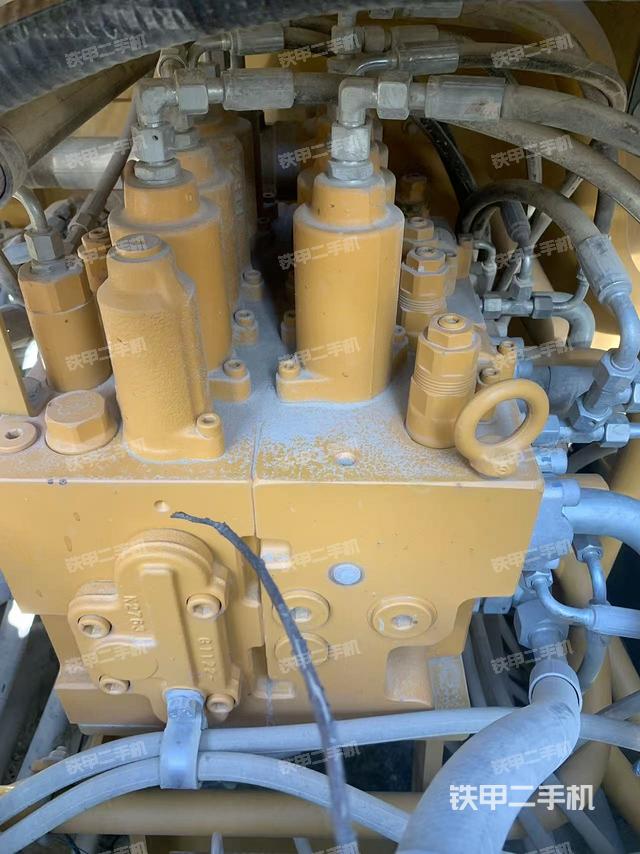 回转马达和主控阀（整机外观）