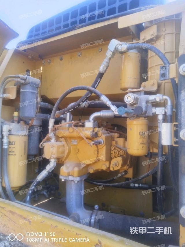 液壓泵艙室正面整體（整機外觀）