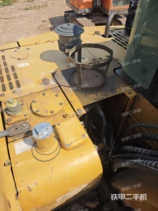 液压泵舱室正面整体（整机外观）