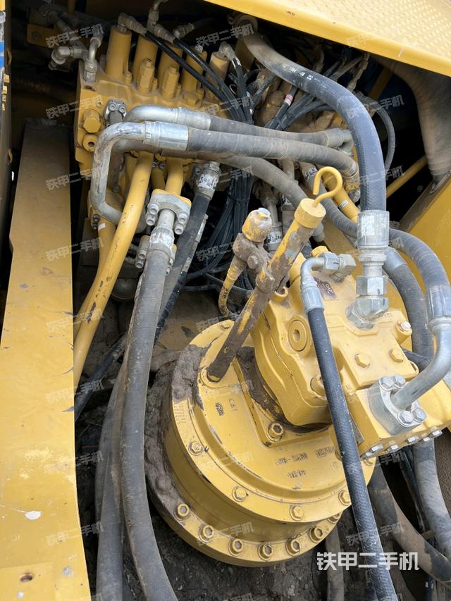 回轉(zhuǎn)馬達(dá)和主控閥（整機(jī)外觀）