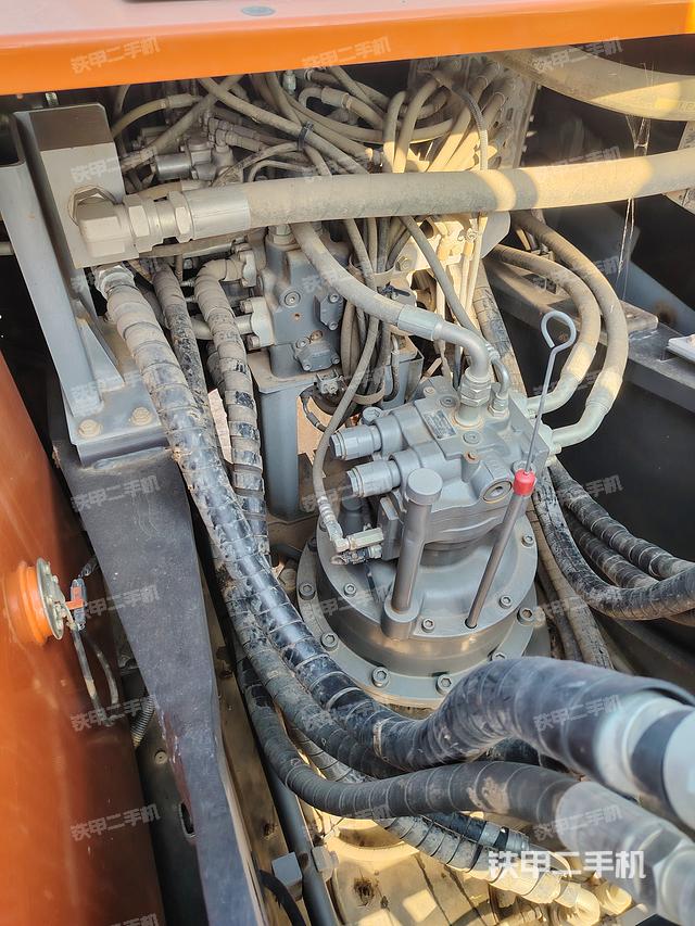 回转马达和主控阀（整机外观）