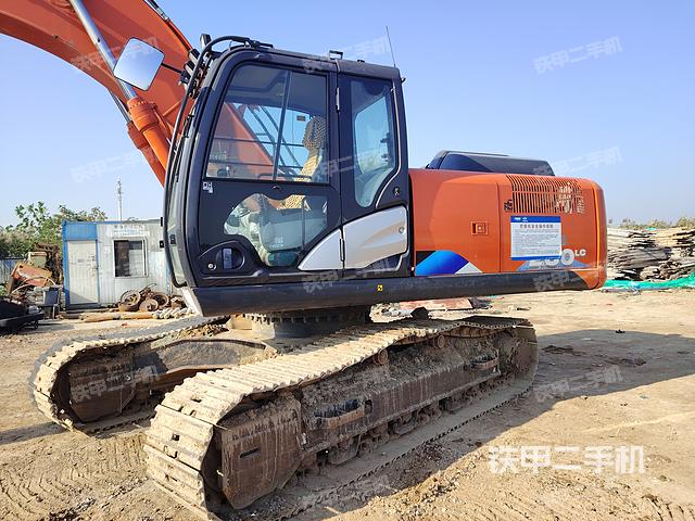 液压泵舱室正面整体（整机外观）