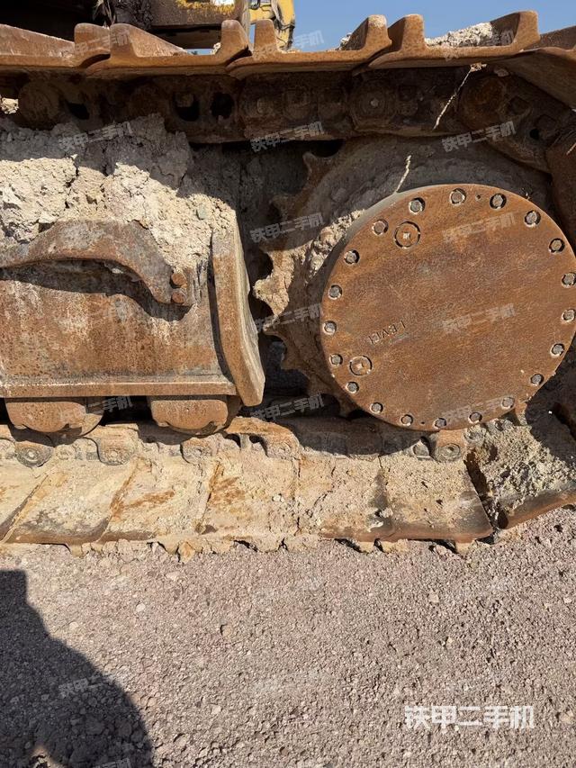 左驅(qū)動輪（行走機構(gòu)）