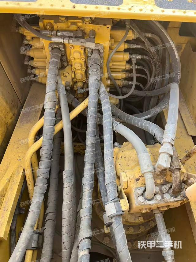 回轉(zhuǎn)馬達(dá)和主控閥（整機(jī)外觀）