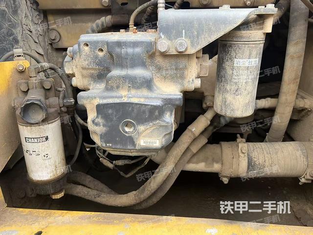 液压泵舱室正面整体（整机外观）