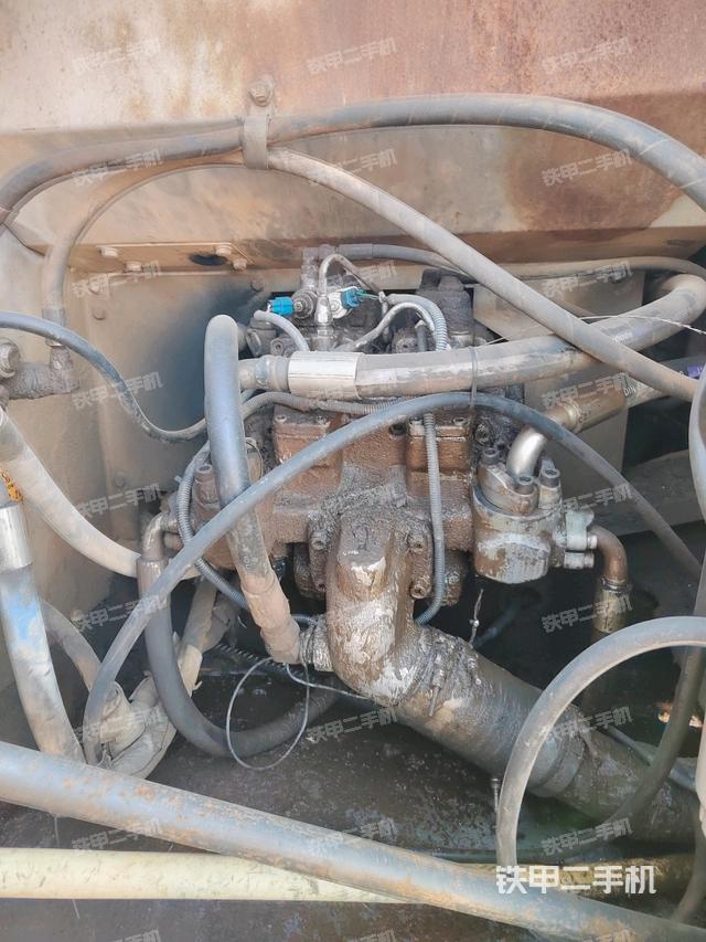 液压泵舱室正面整体（整机外观）