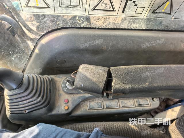 座椅左侧控制台/音响/含左手柄（驾驶室部分）