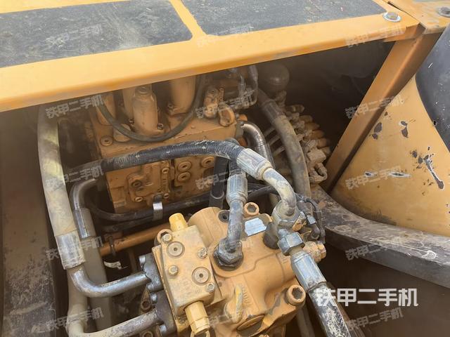 回转马达和主控阀（整机外观）