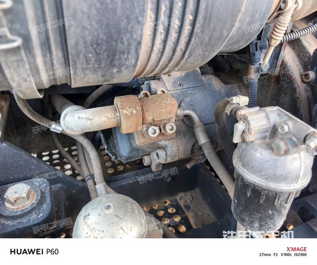 液压泵舱室正面整体（整机外观）