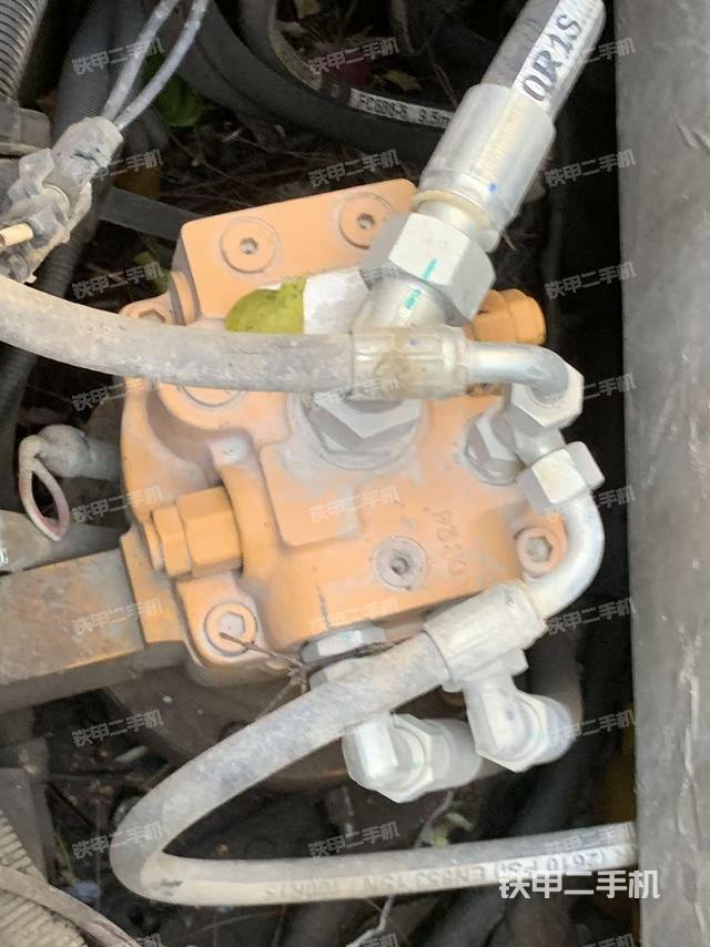 回转马达和主控阀（整机外观）