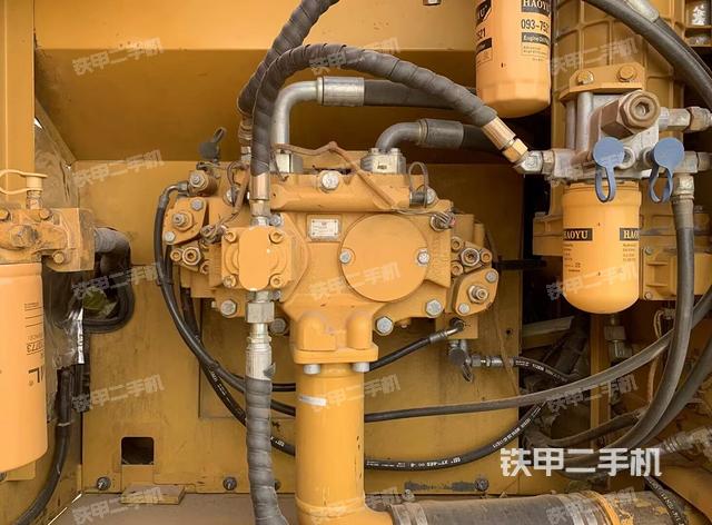 液压泵舱室正面整体（整机外观）