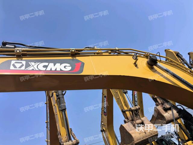 大臂油缸整体 竖拍（工作和回转装置）