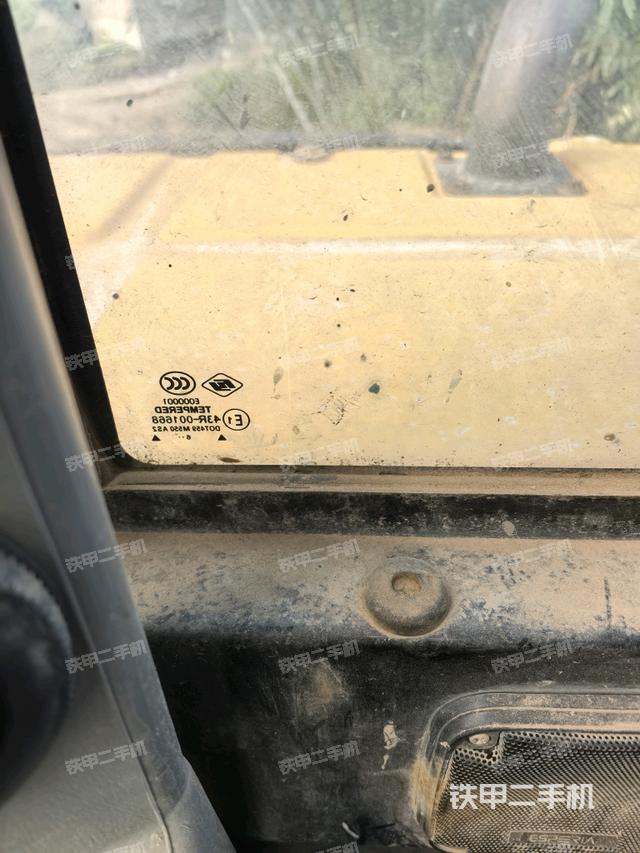 行走控制手柄和踏板 俯拍（驾驶室部分）