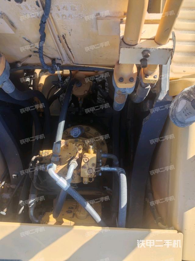 回转马达和主控阀（整机外观）