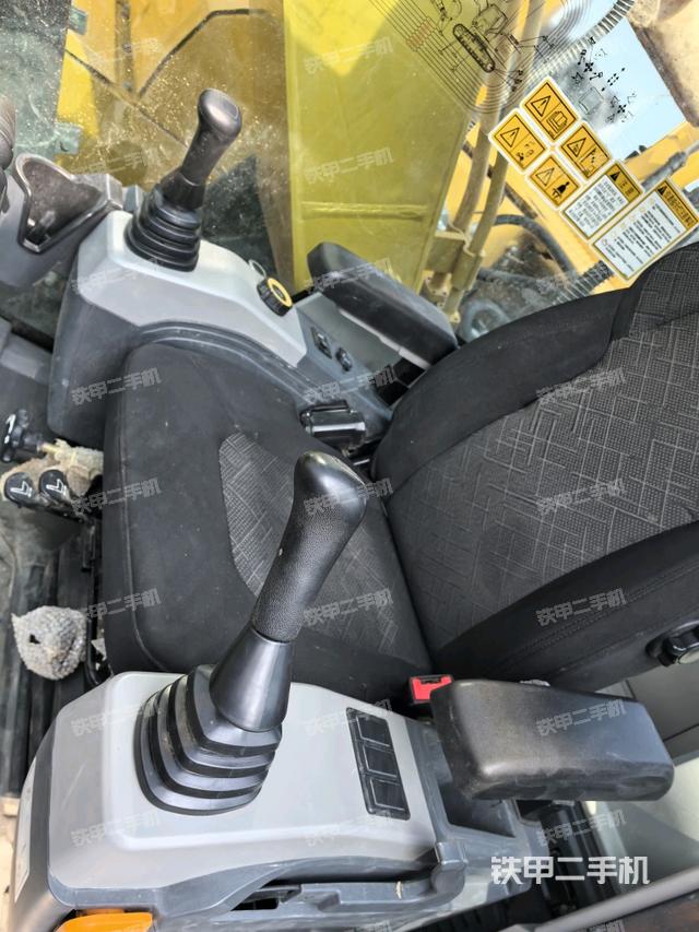 行走控制手柄和踏板 俯拍（驾驶室部分）