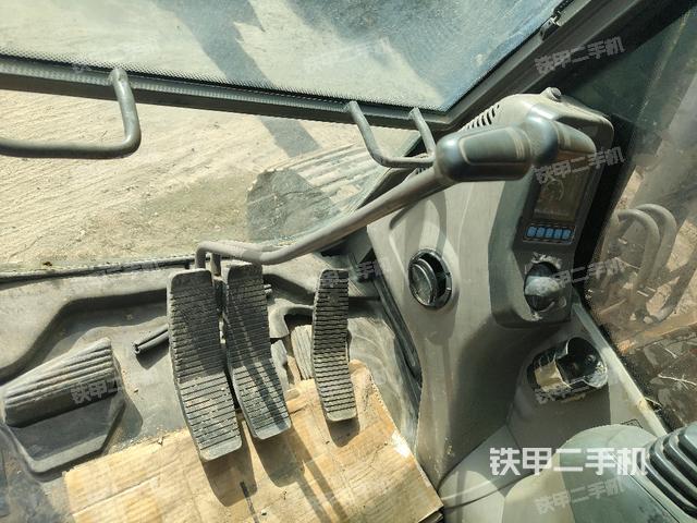 行走控制手柄和踏板 俯拍（驾驶室部分）