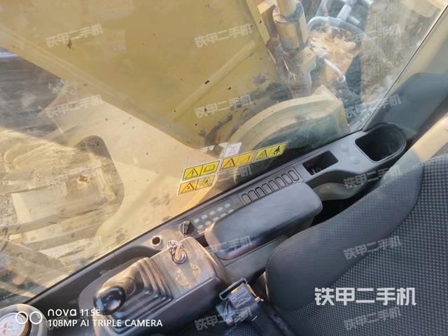 行走控制手柄和踏板 俯拍（驾驶室部分）