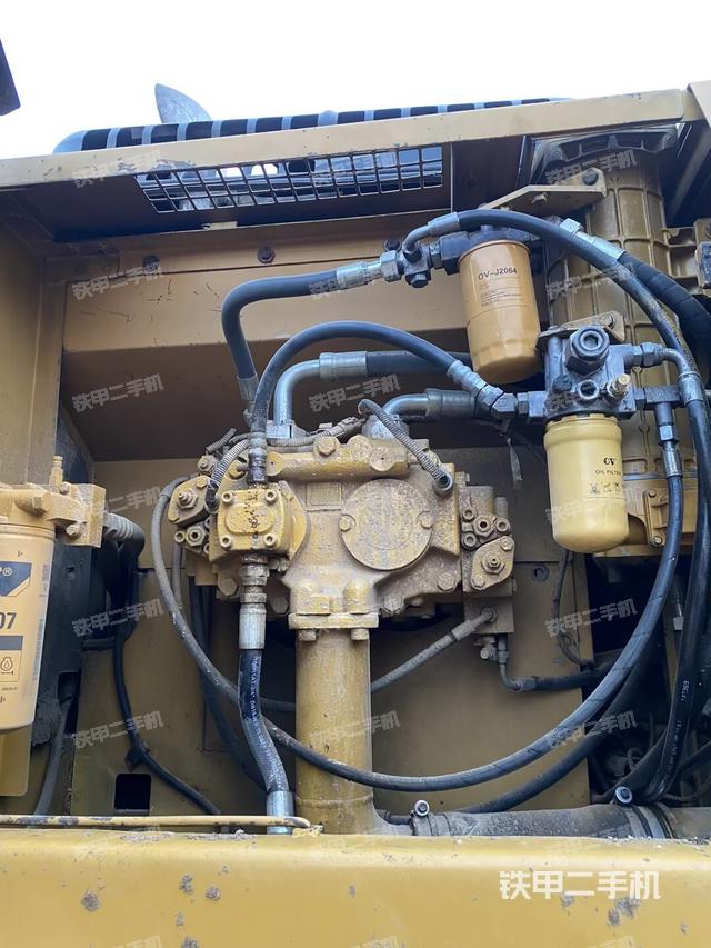 液压泵舱室正面整体（整机外观）