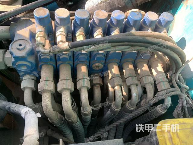 回转马达和主控阀（整机外观）