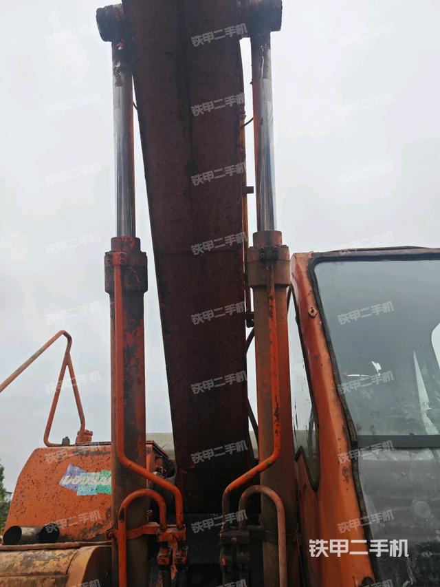 大臂油缸整体 竖拍（工作和回转装置）