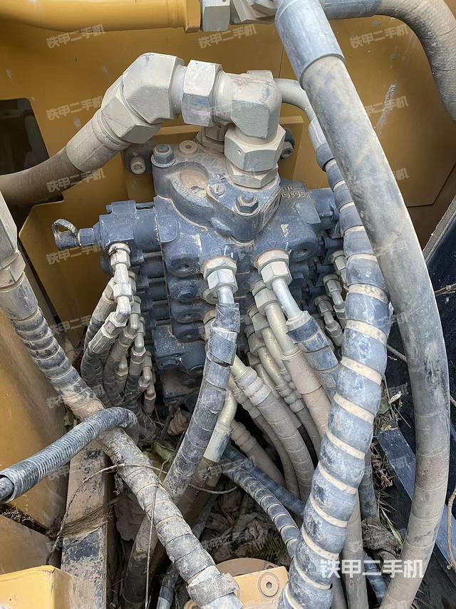 回转马达和主控阀（整机外观）