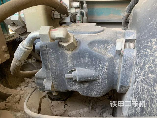 液压泵舱室正面整体（整机外观）