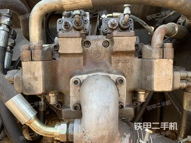 液压泵舱室正面整体（整机外观）