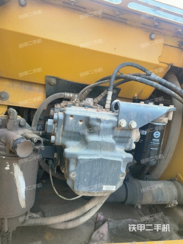 液压泵舱室正面整体（整机外观）