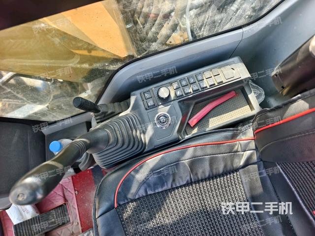 座椅右侧控制台/钥匙门/油门/含右手柄（驾驶室部分）