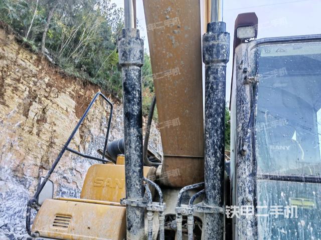 大臂油缸整体 竖拍（工作和回转装置）