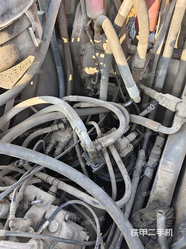 回转马达和主控阀（整机外观）