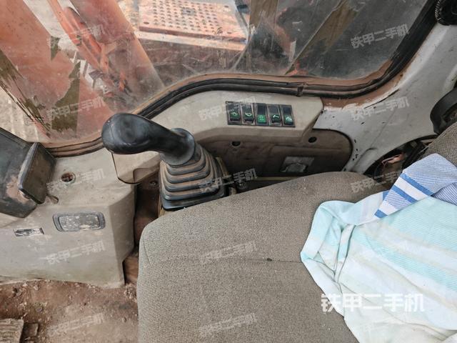 座椅右侧控制台/钥匙门/油门/含右手柄（驾驶室部分）