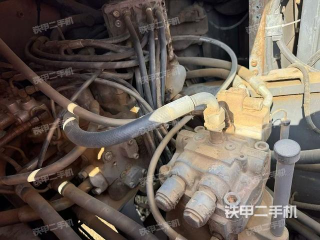 回转马达和主控阀（整机外观）