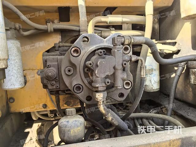 液压泵舱室正面整体（整机外观）