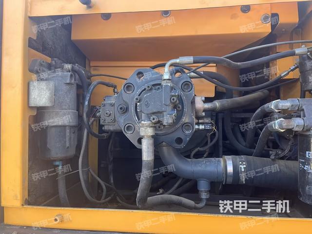 液压泵舱室正面整体（整机外观）